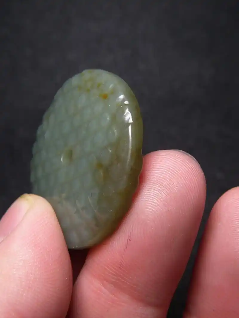 和田青玉浅浅浮雕蒲纹小圆文玩玉璧佩.