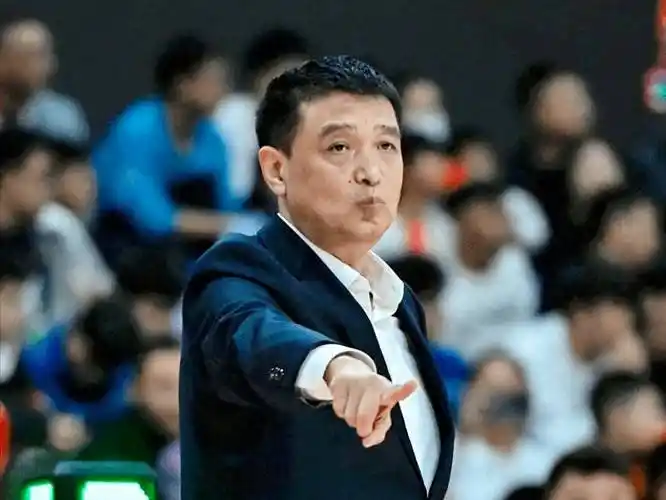 加上曾凡博就多达5人;而北控队满打满算只有邹雨辰俞长栋和王少杰三人