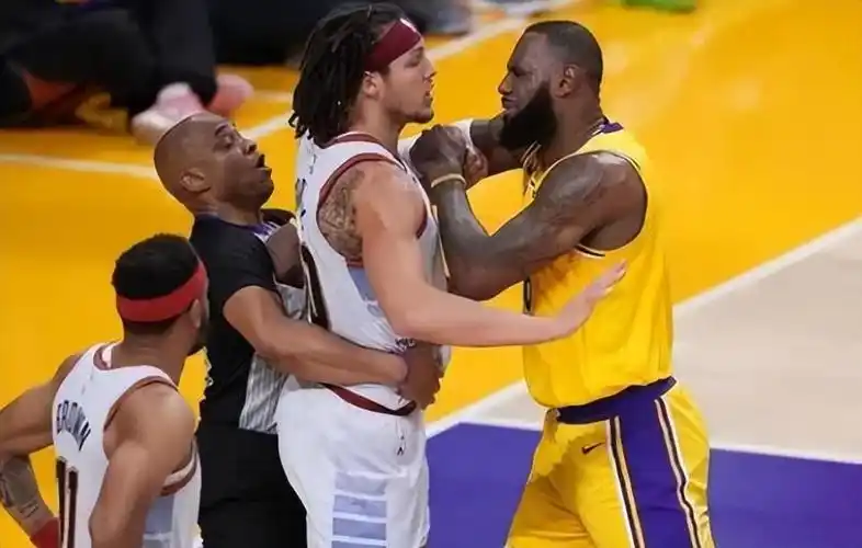 尤其是詹姆斯面对的还是掘金这种手长脚长身高体重都非常出众的运动员