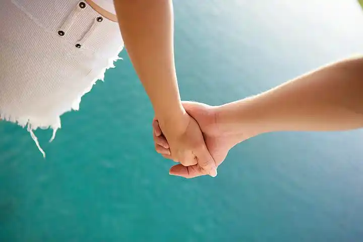 i>儿 /i> i>童 /i> 家庭 特写 两个 i>人 /i> 牵手 户外 生活方式