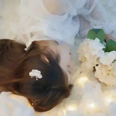 唯美女生抱鲜花头像 高清好看的唯美女生捧花头像图片_女生头像_头像