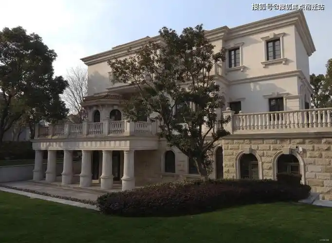 上海月湖山庄佘山七大豪宅之一别墅阶的天花板上海月湖山庄售楼处