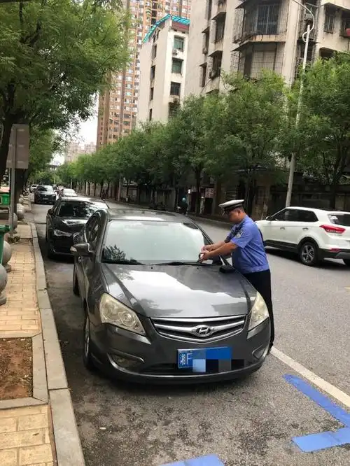 同时,违停车辆占据消防通道的行为,很有可能在突发火灾时造成不可估量