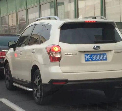 上海明星车牌,同样是连号8,贵的6百万,便宜的九千六