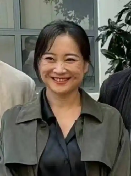 终于看到贾玲的真实模样,脸上太瘦挂不住肉,满脸褶子还显老