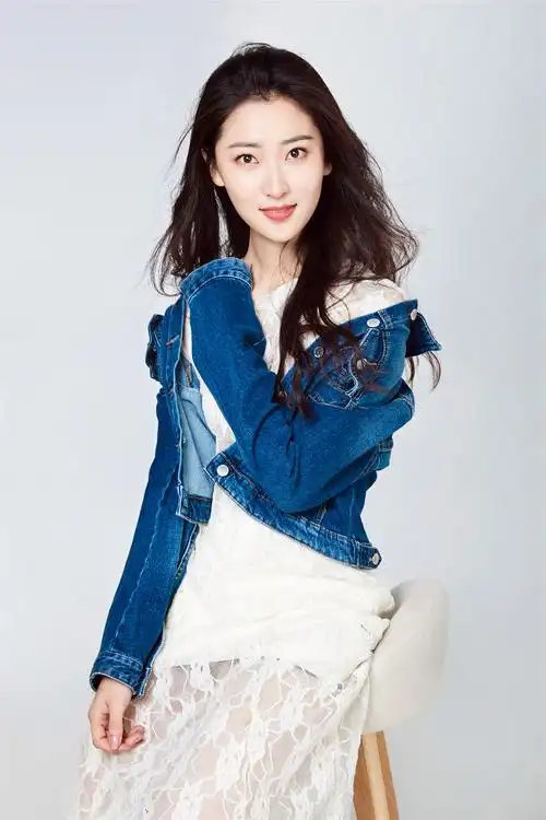 何雨虹曝夏日新写真 自信演绎率性真我