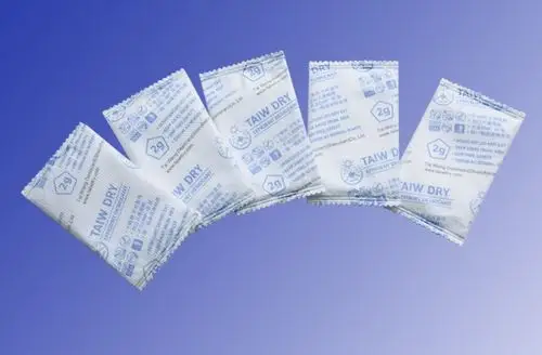 目前市面上的食品干燥剂多以生石灰,硅胶和三氧化二铁为主要原料