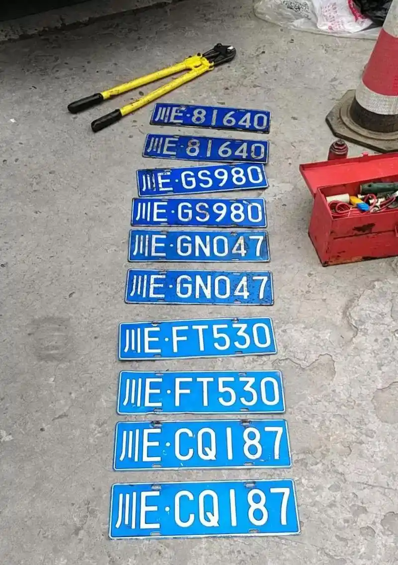 泸州2男子驾驶改装面包车偷油5吨被刑拘_游某某