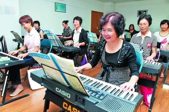 泉州市老年大学的学员在学习电子琴课程 (吴晓凤 摄)