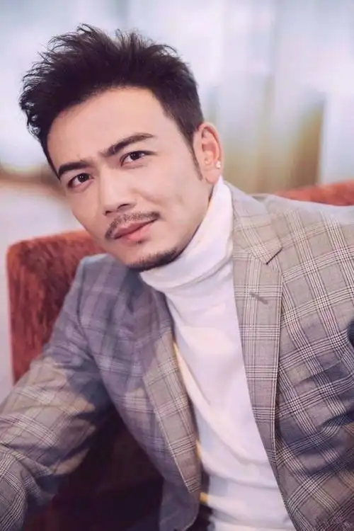 就在杨烁最落魄的时候,他偶然在歌厅邂逅了当年红极一时的女歌手戴娆