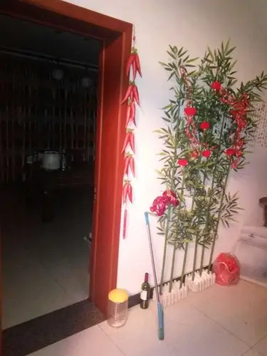 图片里面餐厅门正对着厕所门好吗?