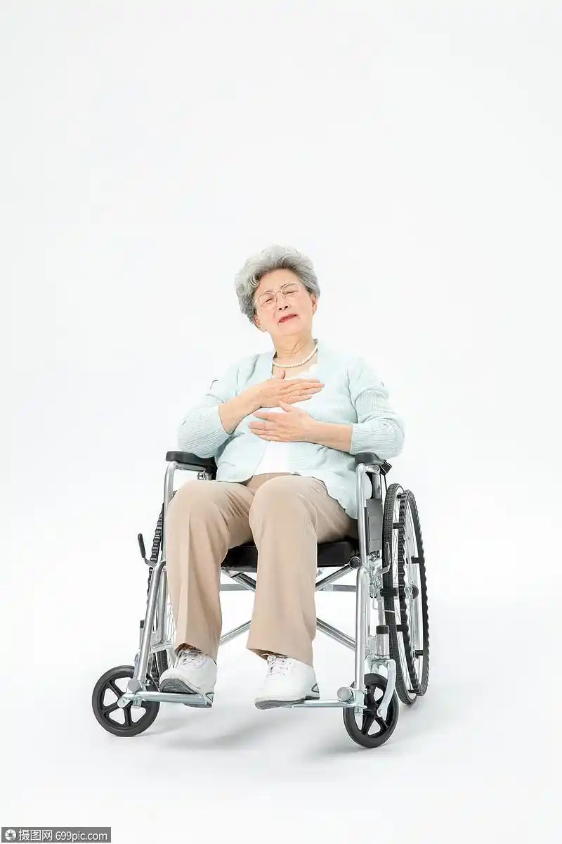 老人坐轮椅胸闷