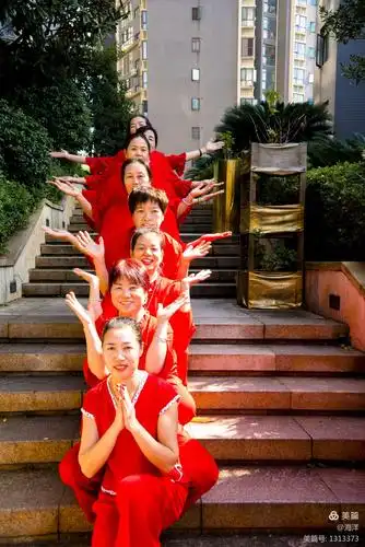 11.1鸿翔尚城广场舞姐妹集体照.