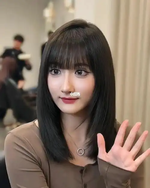 方圆脸女生一定要尝试的空气刘海锁骨发