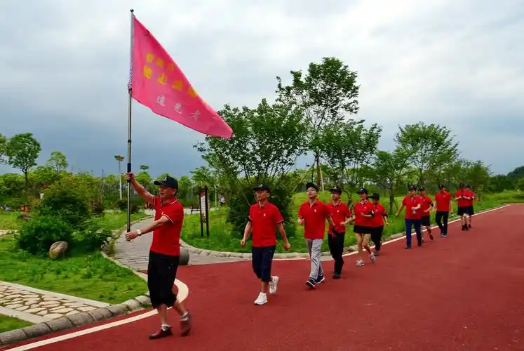 "追光者"队集体健步走于田岭公园