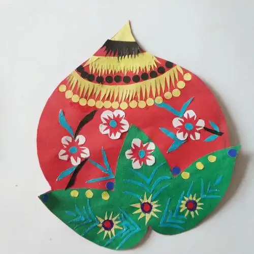 曾艳(2016级职高班)《大寿桃》拼贴剪纸