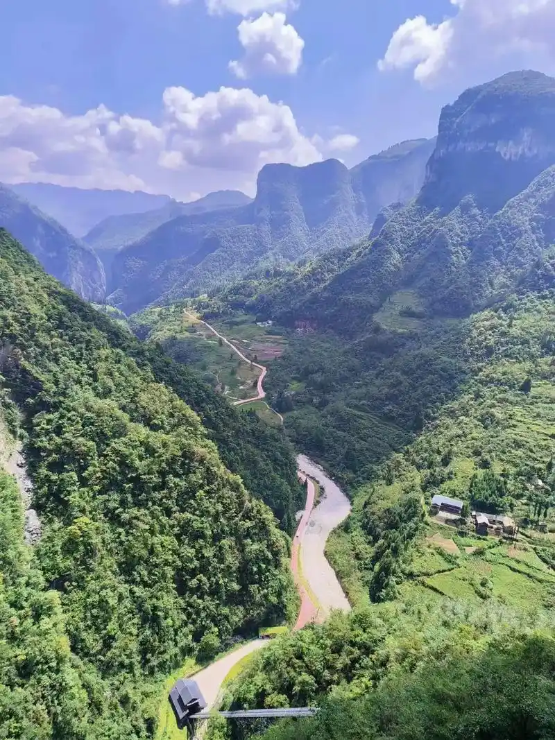 鹿院坪平均海拔1700米.景区内有两 - 抖音