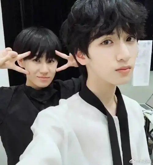 张真源晒合照为严浩翔18岁庆生