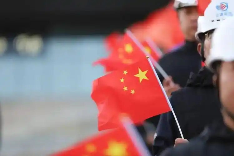 壮美动人今早六盘山上五星红旗伴着日出冉冉升起