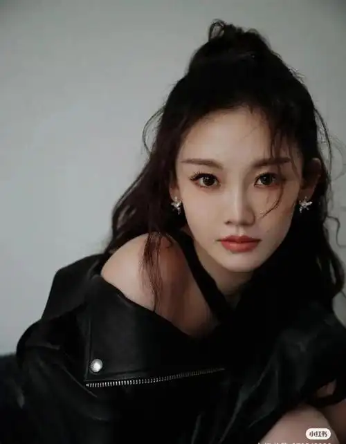 郑恺老婆苗苗浪姐上班图黑色皮衣高马尾头又美又飒