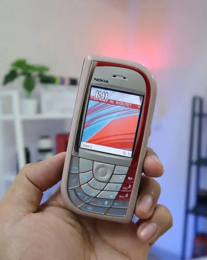 诺基亚7610 诺基亚7610发布在2004年,前卫的树叶形不对称设计,当年