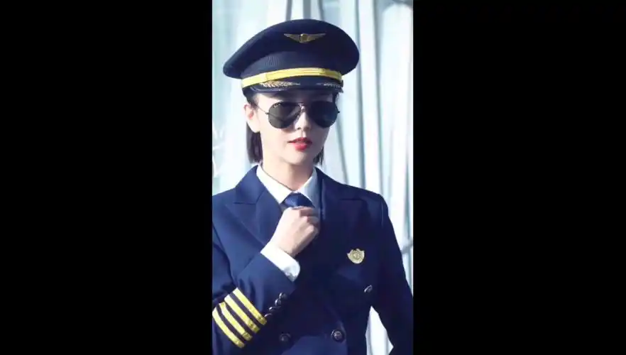 佟丽娅机长造型太帅了