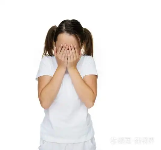 年轻的女孩捂着脸,用她的双手