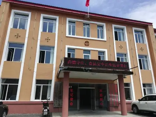 自治县,老爸曾军旅生活十年的地方,现在这块营地已建成镇政府办公楼