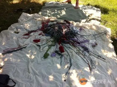 他们是神秘的"解线天团" 几十年专注解毛线!