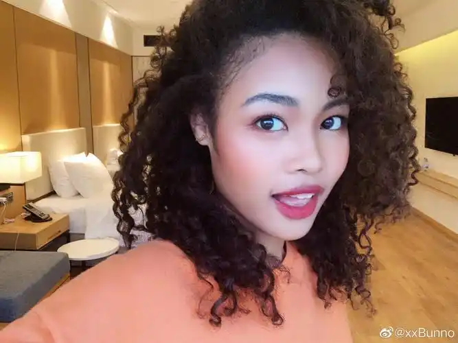 创3中非混血的学员仲菲菲开麦怼有种族歧视的网友