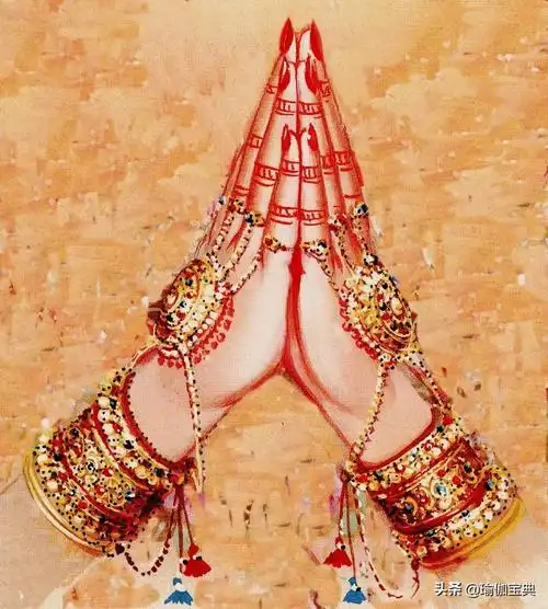 我们在每次瑜伽课程的时候,可能都看到过老师双手合十,颔首道:namaste