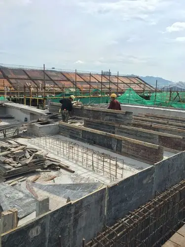 连廊屋面反梁模板安装