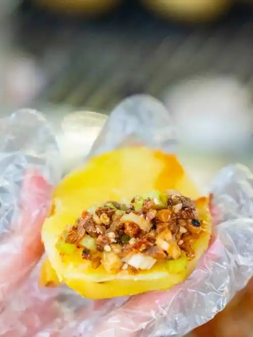 弥勒大名鼎鼎的小吃街,靠几个摊摊和奶茶店,火爆红河州_李红英_洋芋