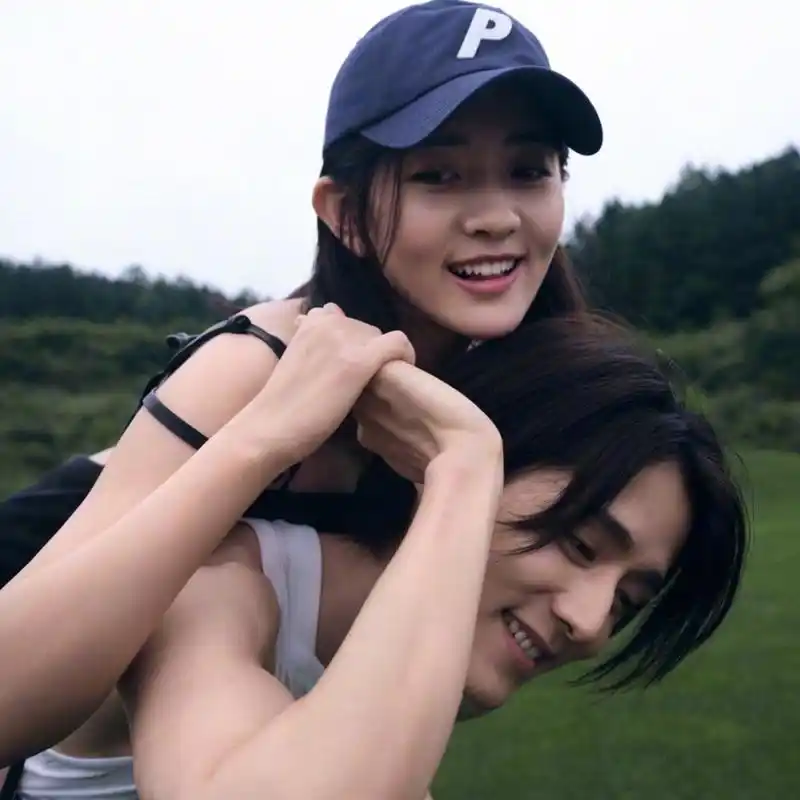 梁洁与张新成同框拍杂志造型