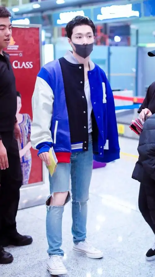 张艺兴穿蓝色卫衣配破洞牛仔裤现身 戴口罩势眼神迷离显疲惫