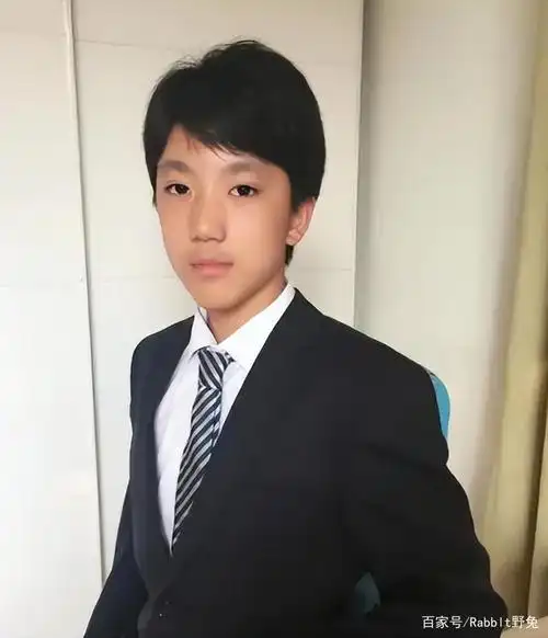 张艺谋长子张壹男我10岁时父母才结婚优秀的姐姐让我倍感压力