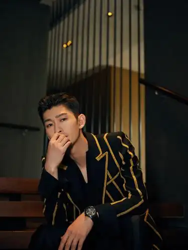 今日,品牌挚友@张翰 受邀出席雅典表上海新天地旗舰店开幕仪式