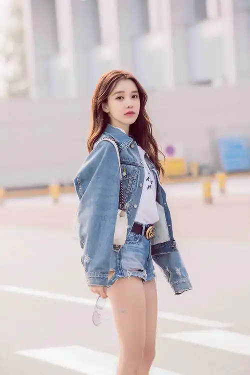 黄一琳机场秀美腿清爽夏装活力十足