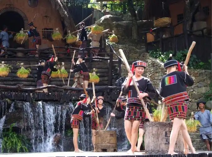 三亚槟榔谷 ,海南黎族苗族原生态生活的" 活化石 ".