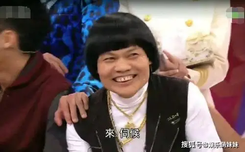 原创香港演员八两金自己的家,出门身上必戴金首饰,衣帽间好多奢侈品