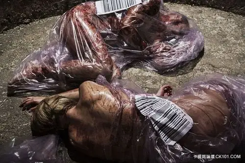 这些人「遭扒光裸体倒吊放血」,原以为是杀人狂犯案