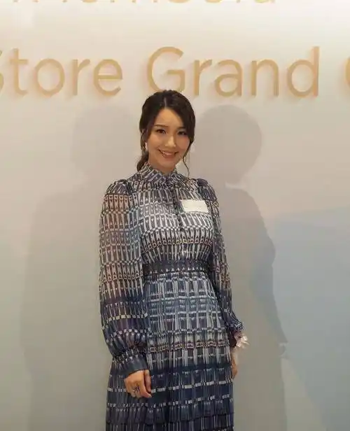 怀孕四个月仍不忘工作赚钱,李亚男挺孕肚盛装亮相活动!