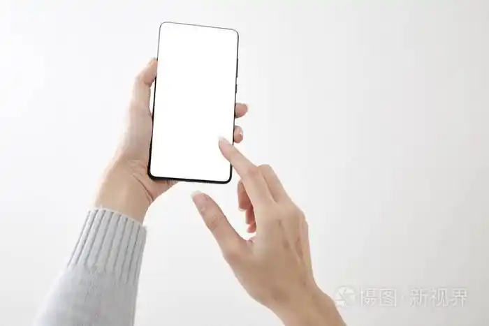 特写镜头一个女人拿着手机打字隔离在白色背景空白屏幕上把它放在你