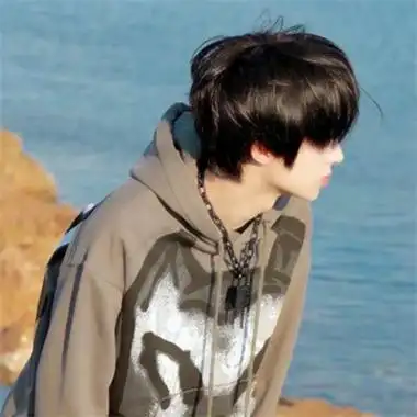 很有自信的侧脸在照片中摆动作,侧脸好看的男生对于女生来说会很加分