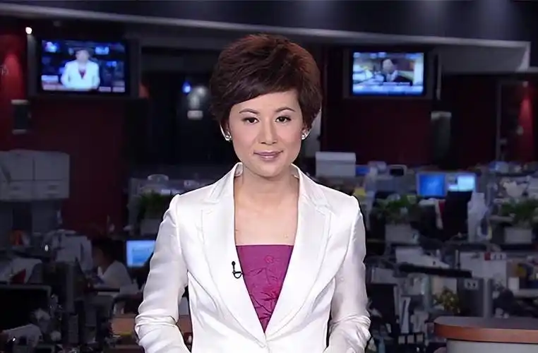 主持人王津元:嫁给大4岁富豪郭广昌,生下3个孩子,今52岁很幸福_父母