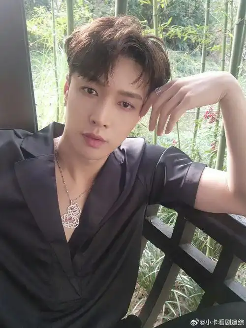 张艺兴胸口好大的葫芦##张艺兴葫芦项链好大##黄渤张艺兴快碎了