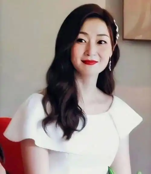 初恋吕颂贤,热恋甄子丹,她靠一双长腿出圈_万绮雯_香港_长相