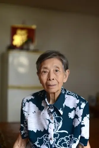 我在小饭厅拍摄这张照片.借着窗户上射进来的光线.