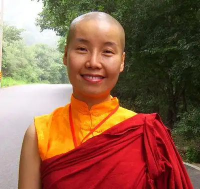 到现在我也不知道女活佛具体做什么?在寺庙念经吗?