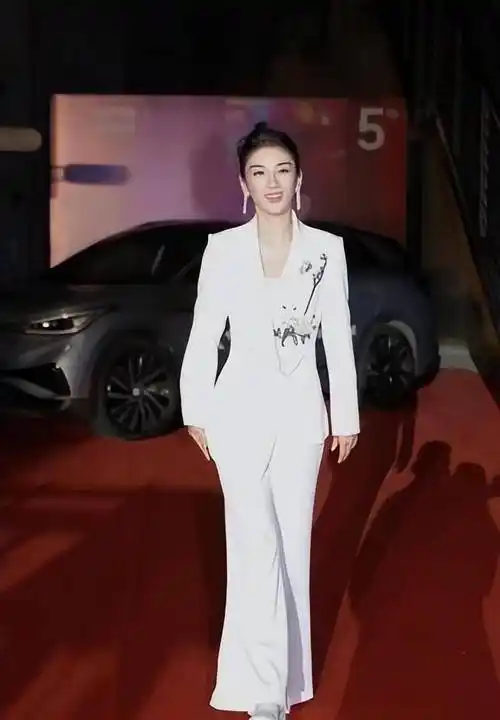 黄奕与黄圣依同框,看坐姿就知道谁有钱了,不过两个人的颜色清新都好看